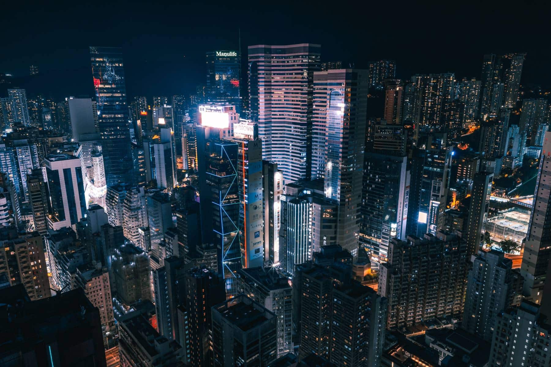 Les gratte-ciel de Hong Kong photographiés de nuit.