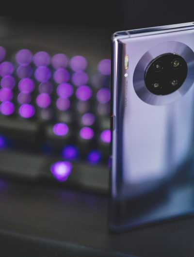 Un smartphone Huawei devant un clavier.