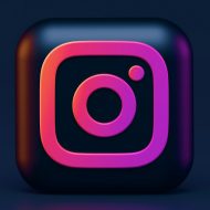 Le logo Instagram en 3D sur un fond bleu noir.