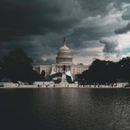 Le Capitole américain sous un ciel nuageux.