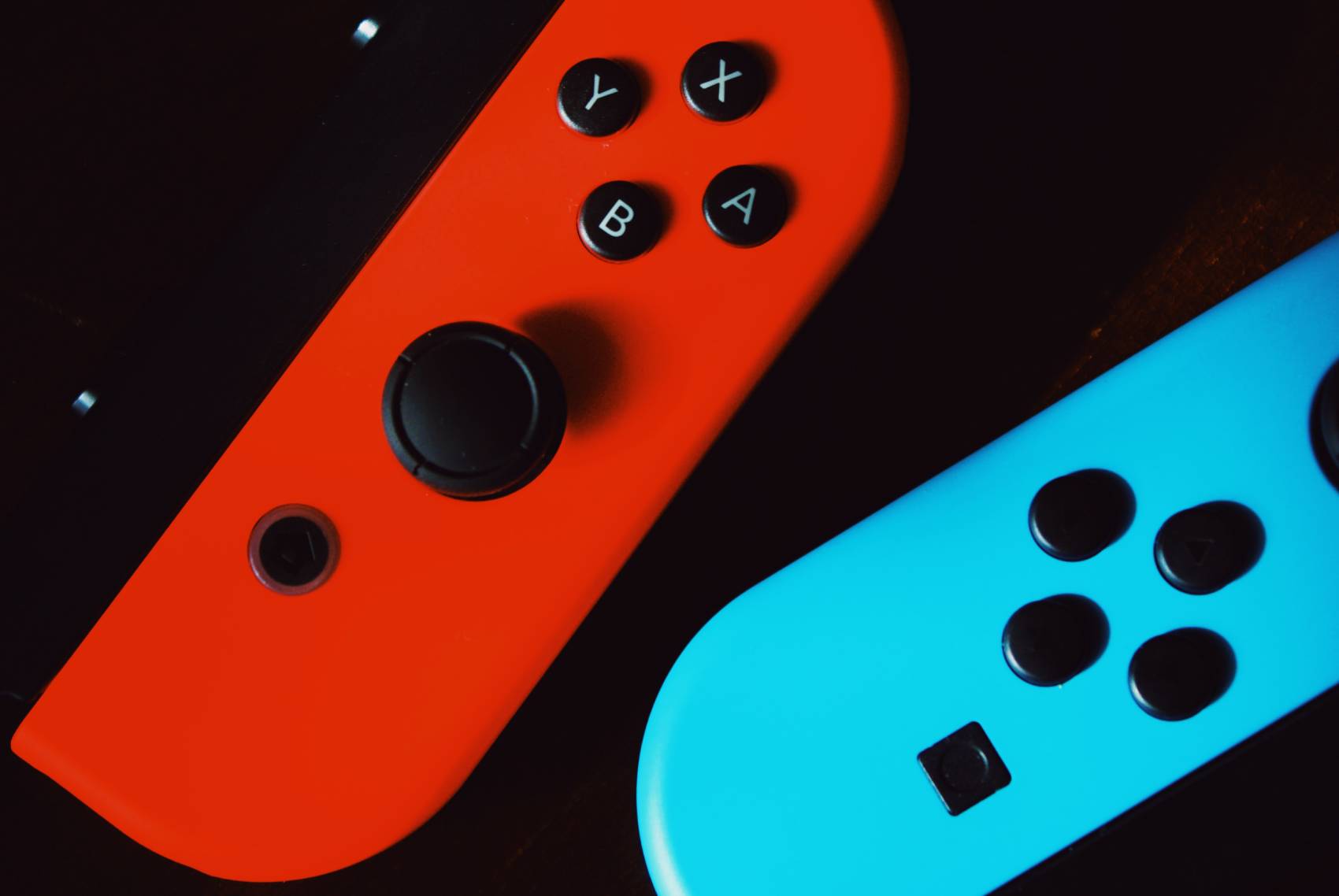 Deux joysticks de Nintendo Switch.