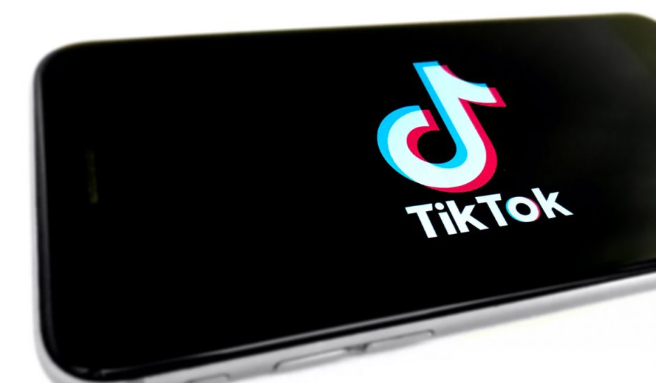 Un smartphone affichant le logo de TikTok.