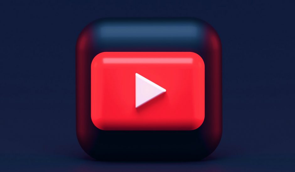Le logo de YouTube en 3D sur un fond bleu.