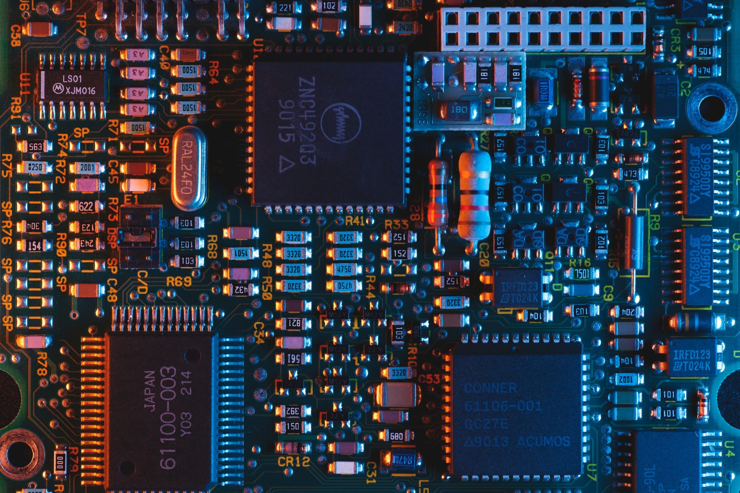 Un circuit imprimé avec de nombreuses puces informatiques