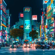 Le quartier de Shibuya, à Tokyo, photographié de nuit.