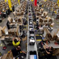 Des employés d'Amazon en train de travailler