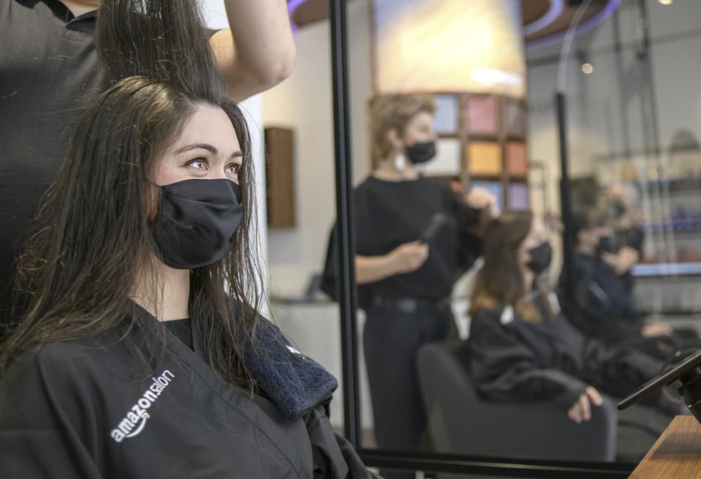 une femme se faisant coiffer chez Amazon Salon