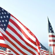 Des drapeaux américains flottent au vent