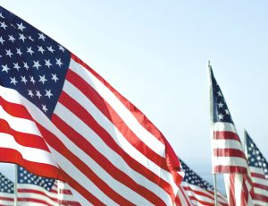 Des drapeaux américains flottent au vent