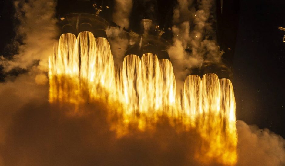 Les moteurs du lanceur Falcon Heavy en marche.
