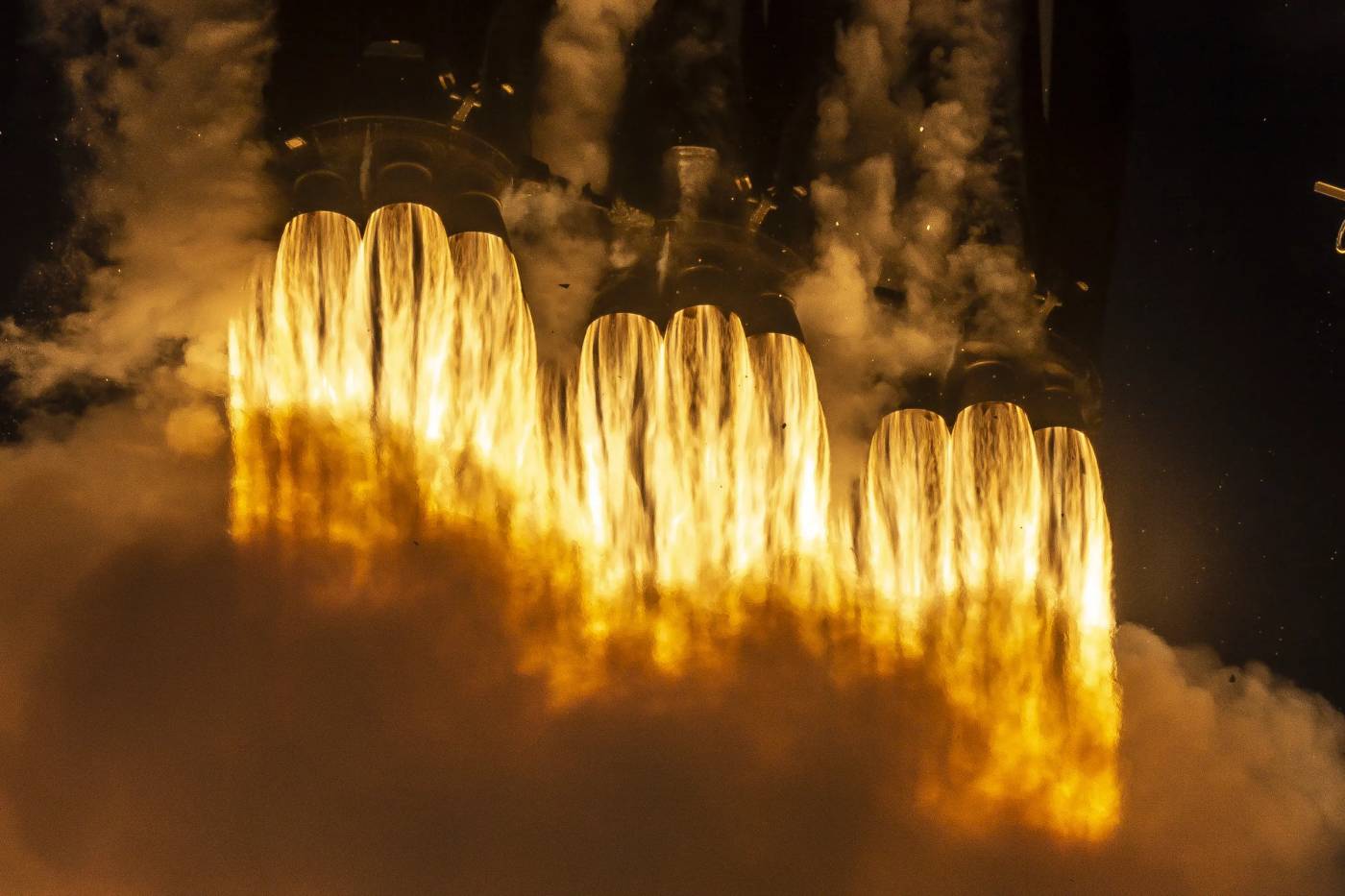 Les moteurs du lanceur Falcon Heavy en marche.