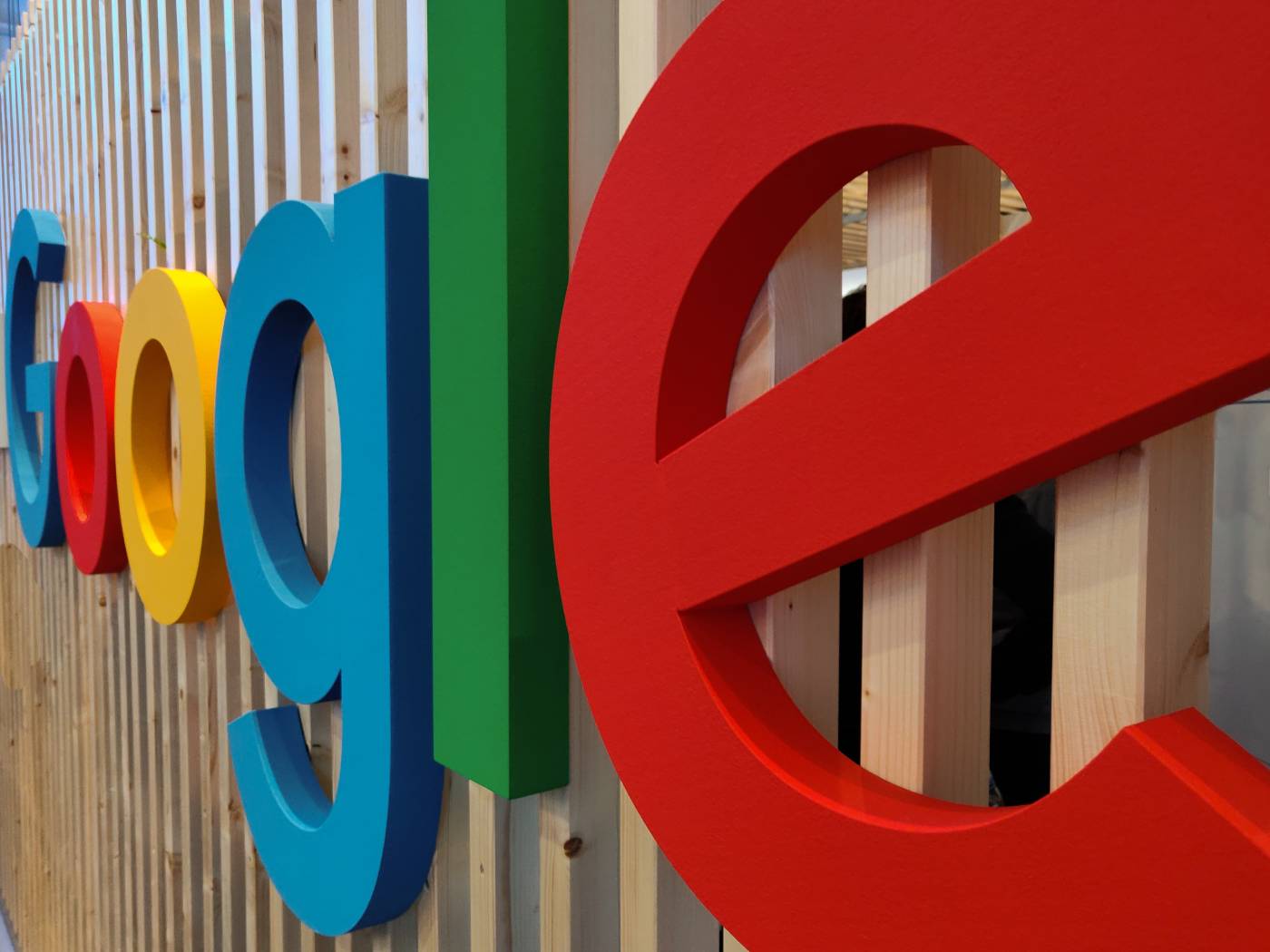 Le logo de Google sur la devanture d'un édifice en bois.