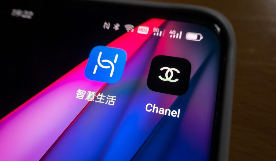 les logos de Huawei et Chanel sur un iPhone