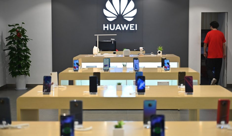 Des smartphones Huawei en vente dans un magasin.