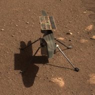 Ingenuity posé par sur le sol martien et photographié par Perseverance.