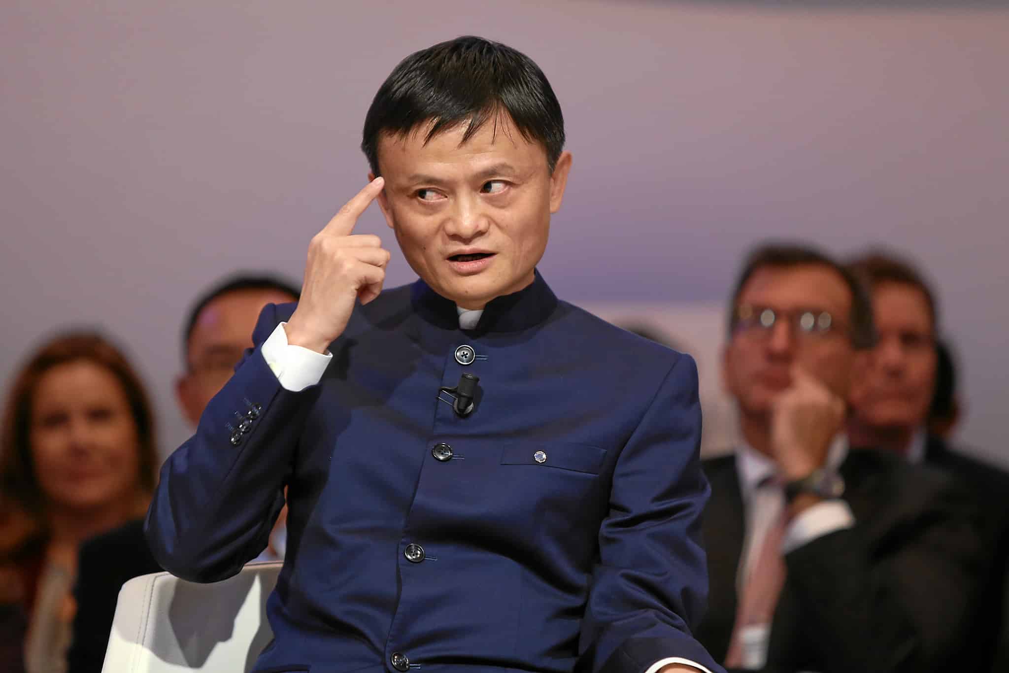 Jack Ma se touchant le front avec le doigt.