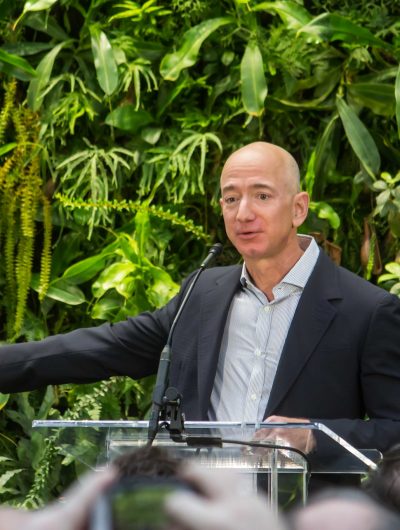 Jeff Bezos en train de faire un discours.