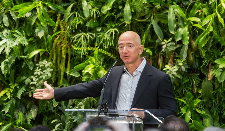 Jeff Bezos en train de faire un discours.