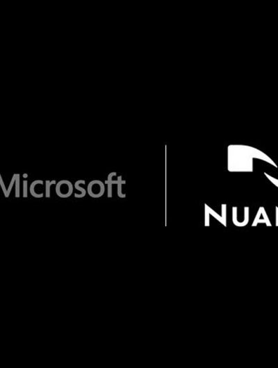 Les logos de Microsoft et de Nuance sur un fond noir.
