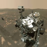 Le rover Perseverance prend un selfie à la surface de Mars.