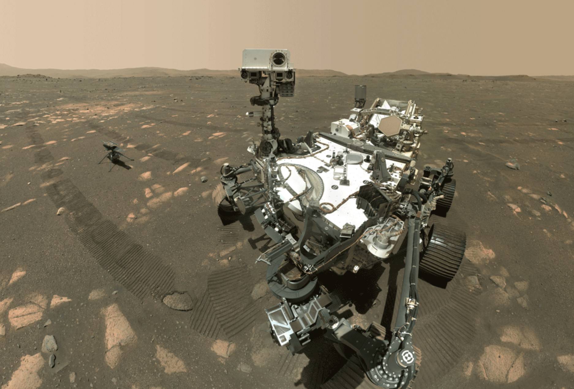 Le rover Perseverance prend un selfie à la surface de Mars.