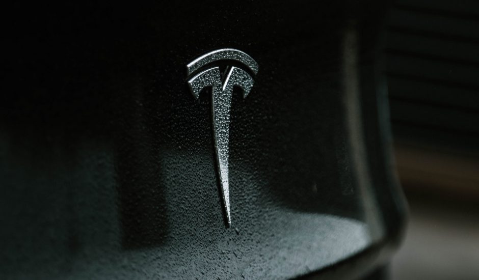 Le logo Tesla sur le pare-chocs d'une voiture.