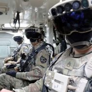 Aperçu de militaires équipés de casques de réalité mixte.