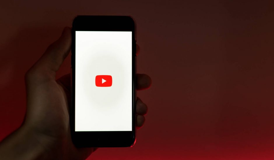 Un smartphone allumé sur le logo de YouTube.
