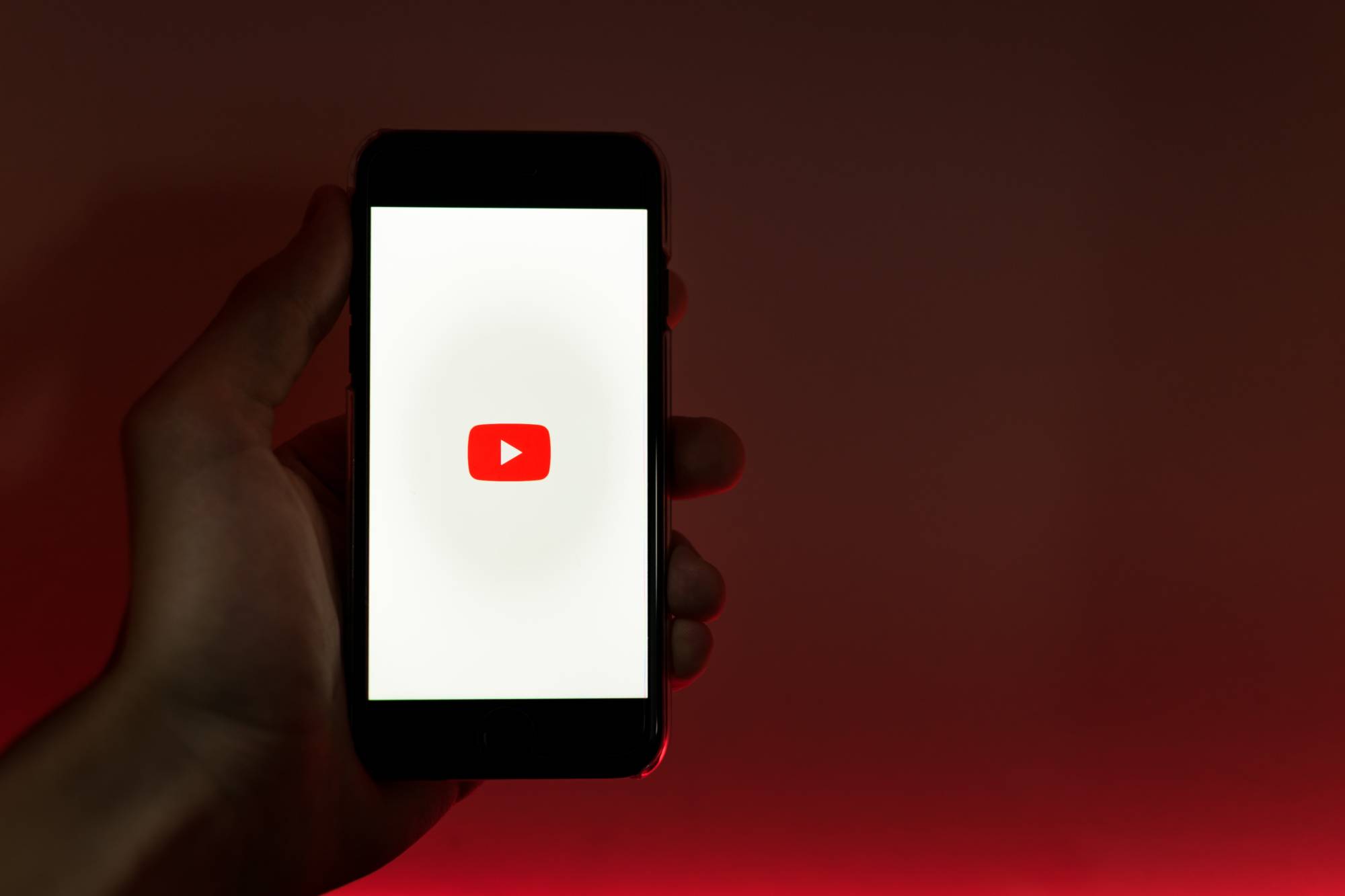Un smartphone allumé sur le logo de YouTube.