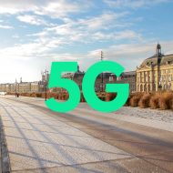 Photographie d'une ville avec écrit 5G en vert. Moins de la moitié des pays du monde ont accès à la 5G.