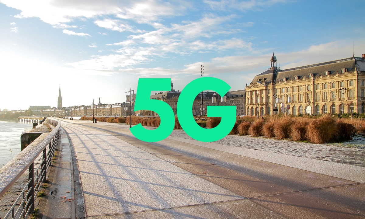 Photographie d'une ville avec écrit 5G en vert. Moins de la moitié des pays du monde ont accès à la 5G.