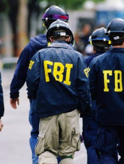 Photographie d'agents du FBI marchant de dos. Le FBI va travailler avec Have I been Pwned