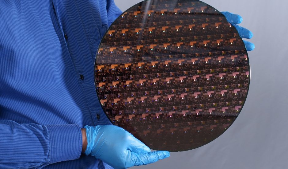 Photographie d'une plaquette contenant plusieurs microprocesseurs de 2nm développés par IBM.