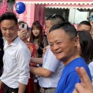 Photographie de Jack Ma qui a fait une apparition lors de l’AliDay, la journée d’entreprise d’Alibaba.