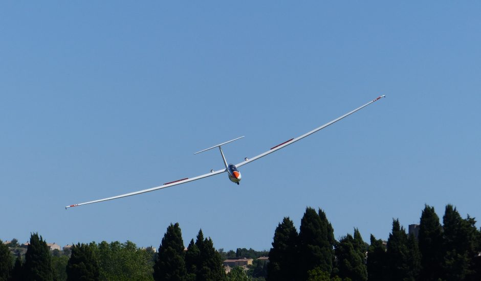 Photographie du planeur électrique Euroglider dans les airs.
