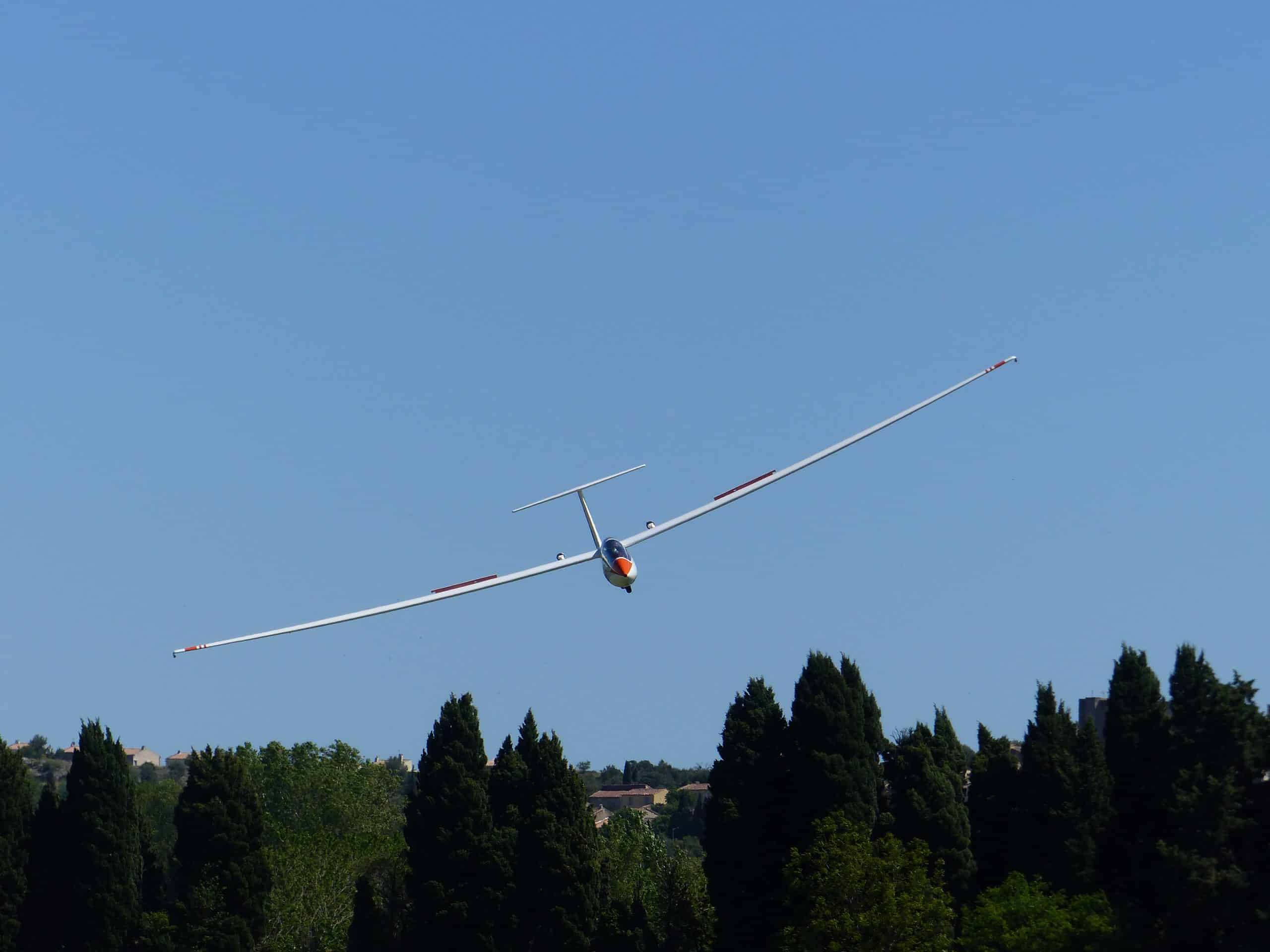 Photographie du planeur électrique Euroglider dans les airs.