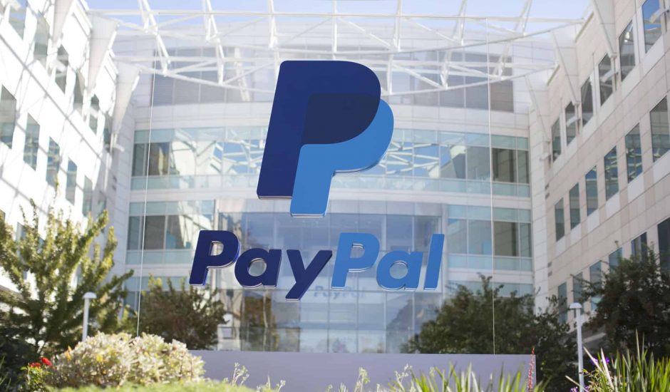 Photographie des bureaux de PayPal sur lesquels apparait le logo de l'entreprise.