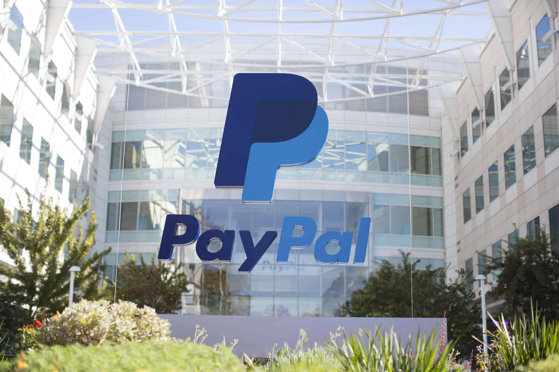 Photographie des bureaux de PayPal sur lesquels apparait le logo de l'entreprise.