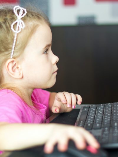 Une petite fille devant un ordinateur