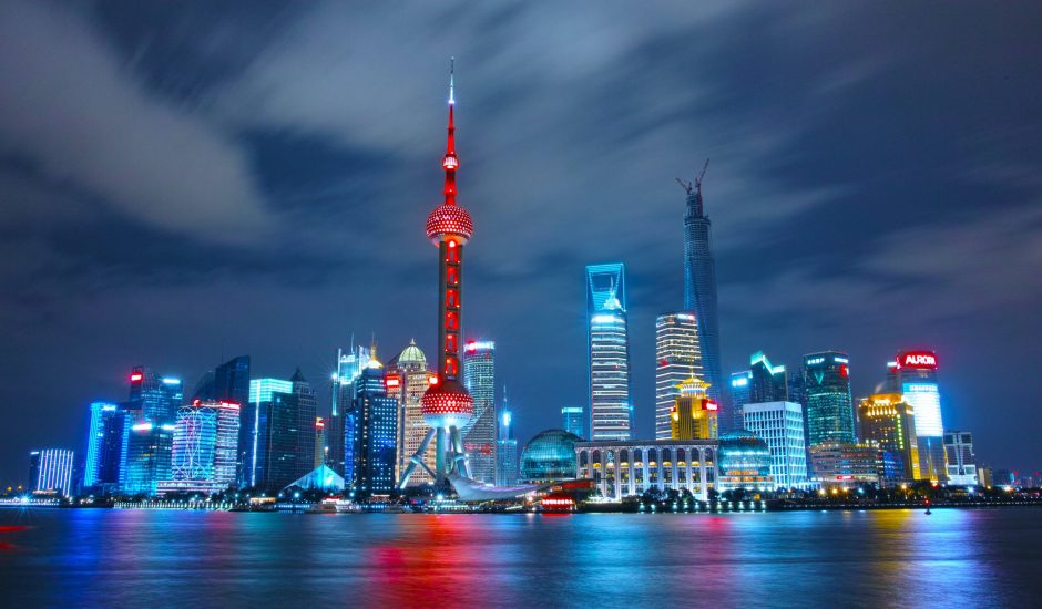 La ville de Shanghai illuminée la nuit.
