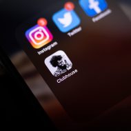 Plusieurs icônes d'applications, dont Clubhouse, sur l'écran d'un smartphone.