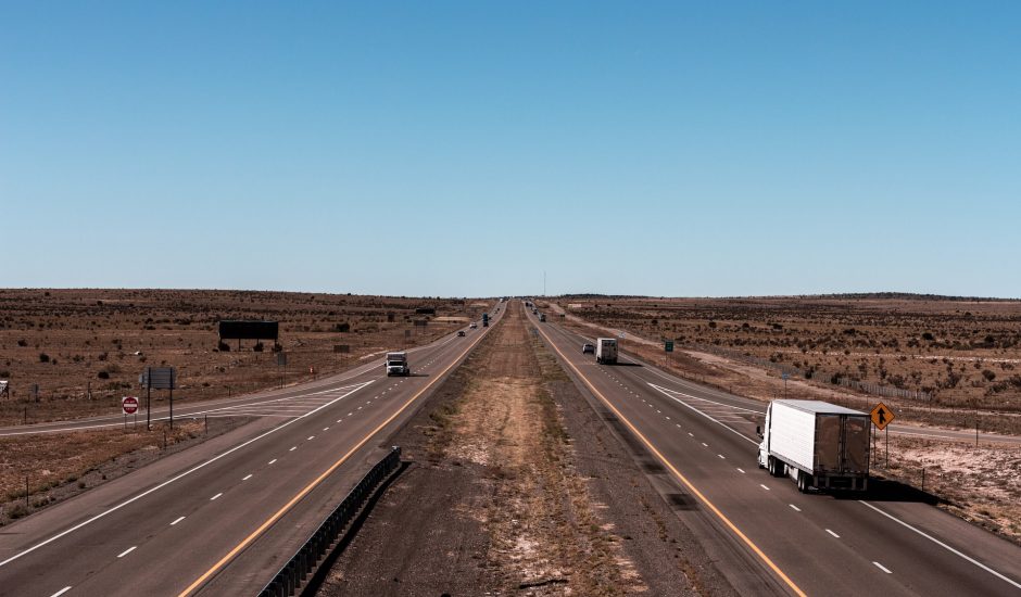 Photographie de camions sur une autoroute. « Uber pour camions » va probablement déposer un projet d’entrée en bourse (IPO).