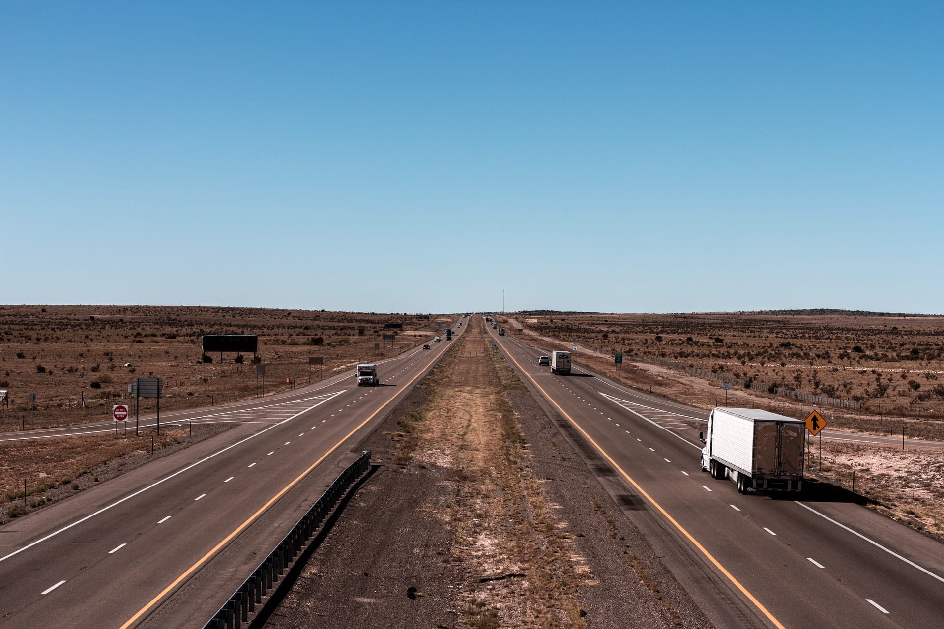 Photographie de camions sur une autoroute. « Uber pour camions » va probablement déposer un projet d’entrée en bourse (IPO).