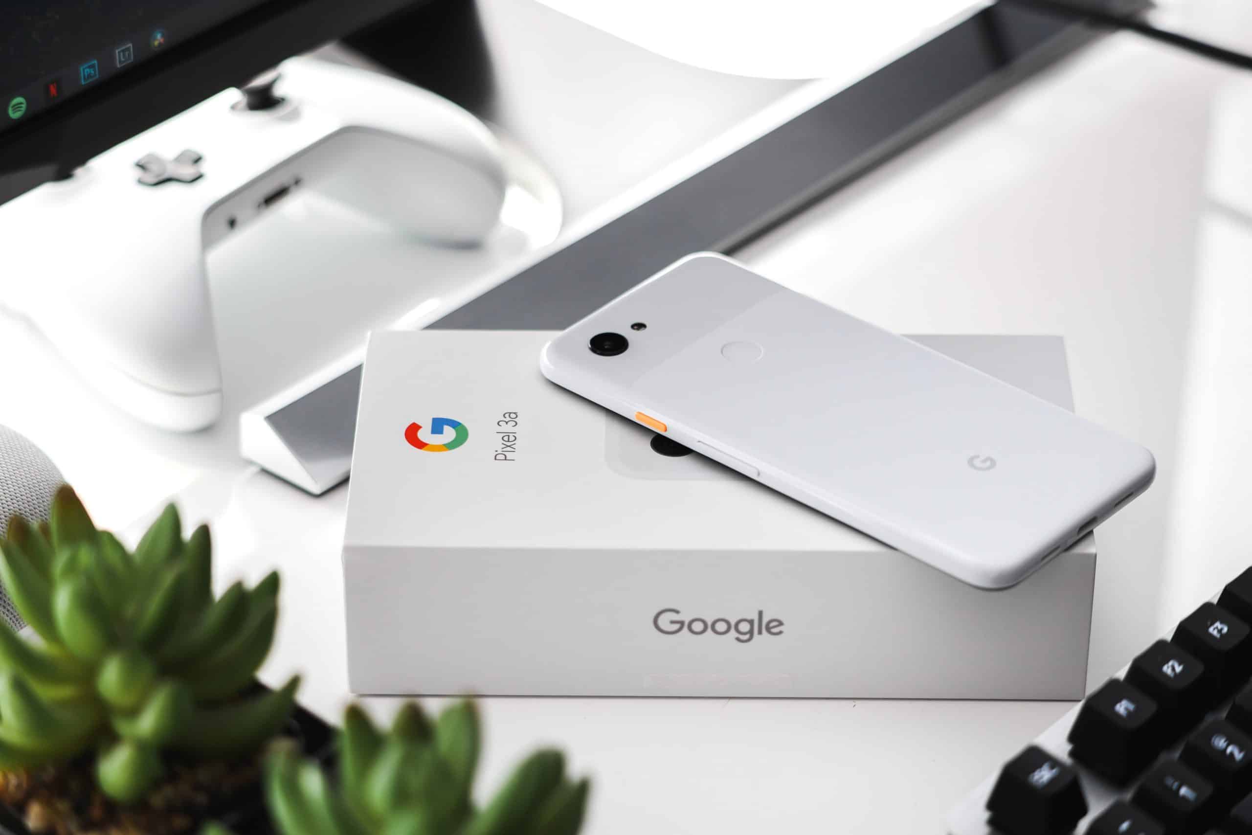 Un smartphone Google Pixel juste sorti de sa boîte d'emballage.