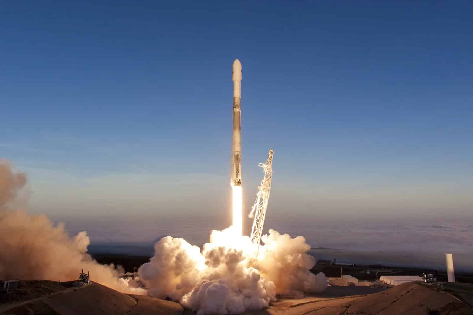 Une fusée Falcon 9 en plein lancement.