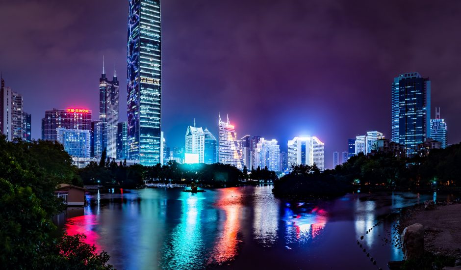gratte-ciel illuminés de Shenzhen la nuit