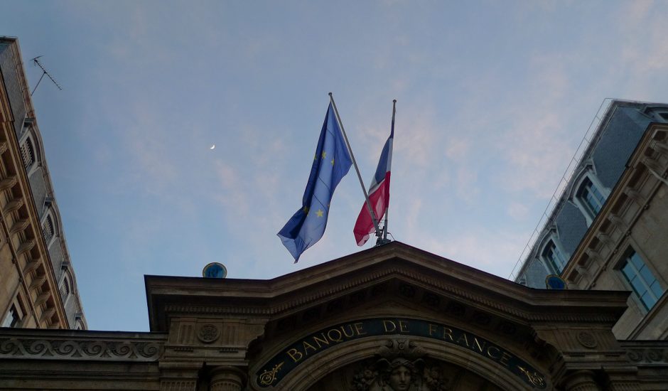 fronton banque de france avec drapeau et ciel