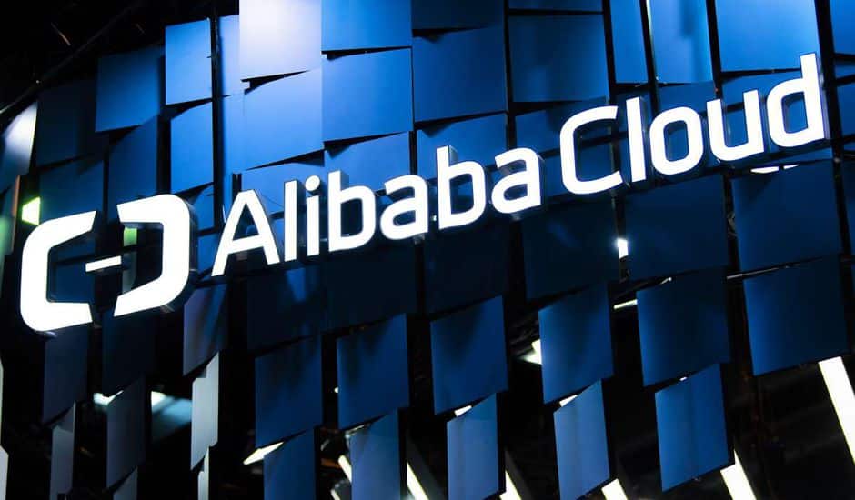 Photographie du logo Alibaba Cloud sur un bâtiment. Alibaba cloud est compatible avec le microprocesseur open source RISC-V.