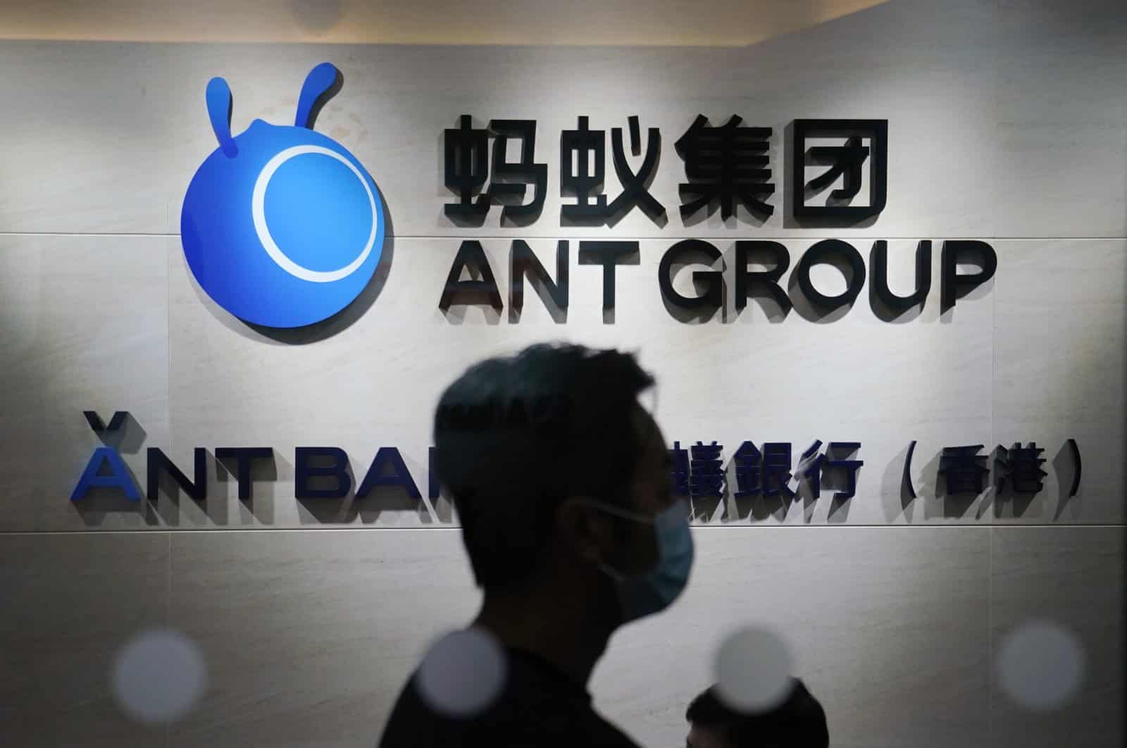 Photographie du logo d'Ant Group avec une silhouette humaine. Chongqing Ant incarne la nouvelle filiale d'Ant Group.