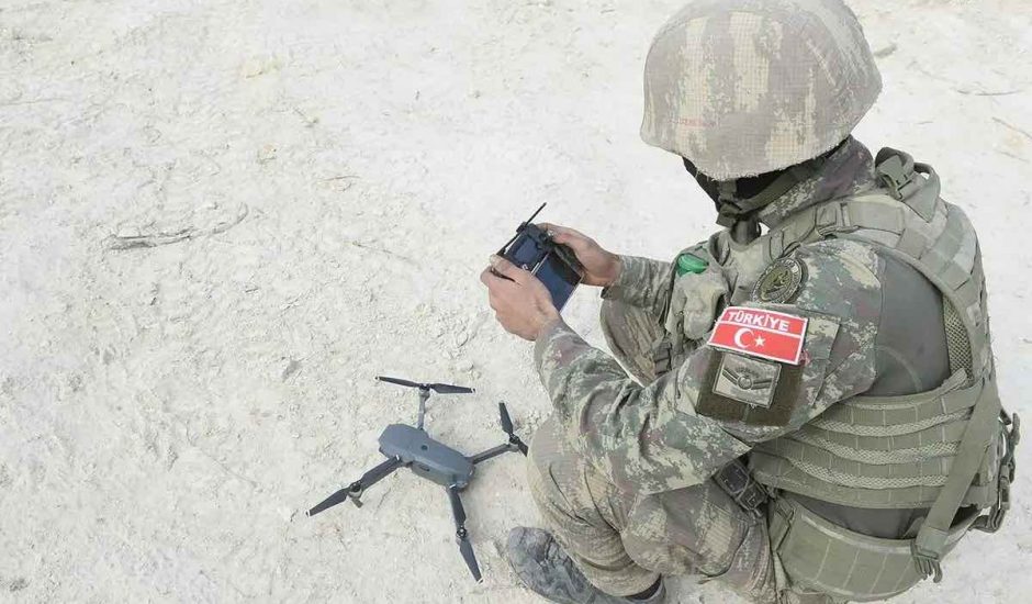 Aperçu d'un soldat turque avec un drone.